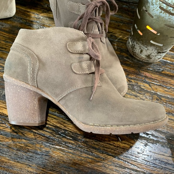 Clarks Ankle Bootie Ties High Heels Suede Brown 9 1/2 Boho - Picture 7 of 15